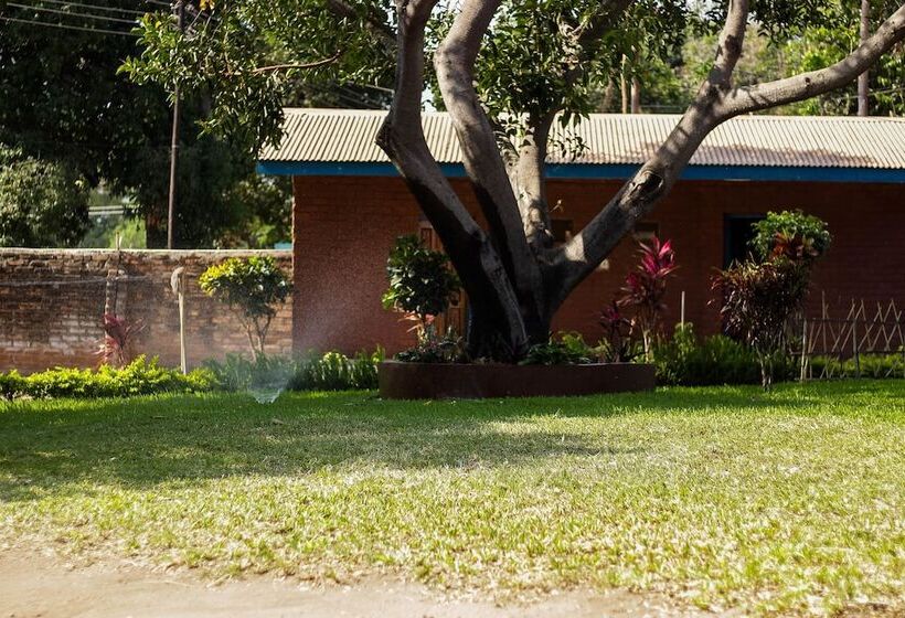 هتل Mkunkhula Baobab Lodge