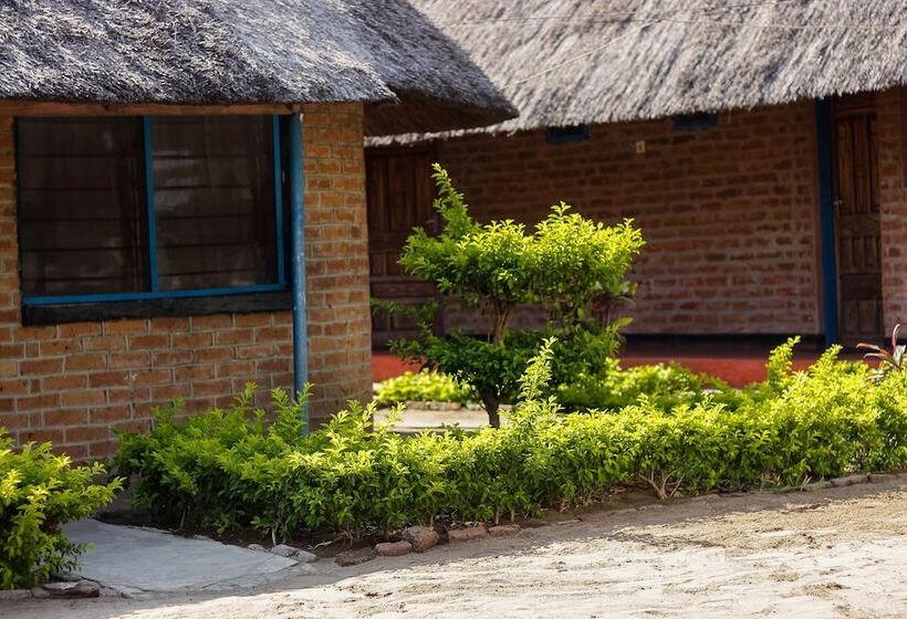 هتل Mkunkhula Baobab Lodge