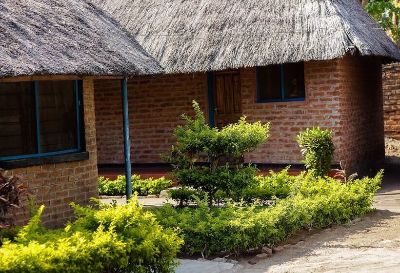 هتل Mkunkhula Baobab Lodge