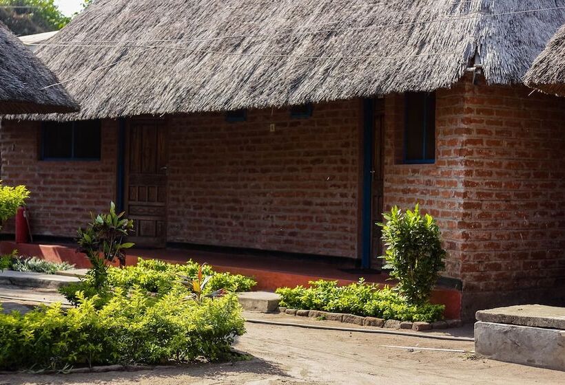 هتل Mkunkhula Baobab Lodge