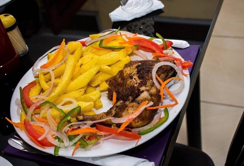 هتل Mkunkhula Baobab Lodge