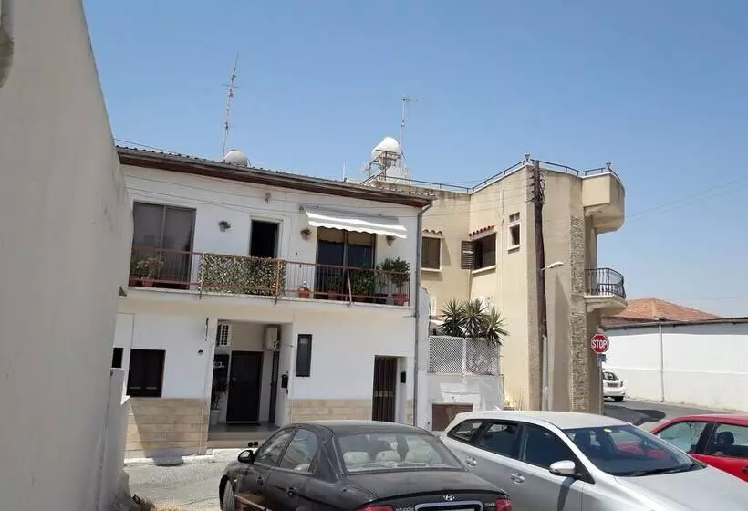 تختخواب و صبحانه Marina S Rooms Xrisopolitissa Larnaca