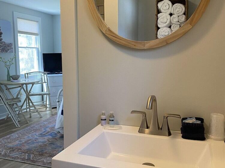 Hanscom S Motel And Cottages