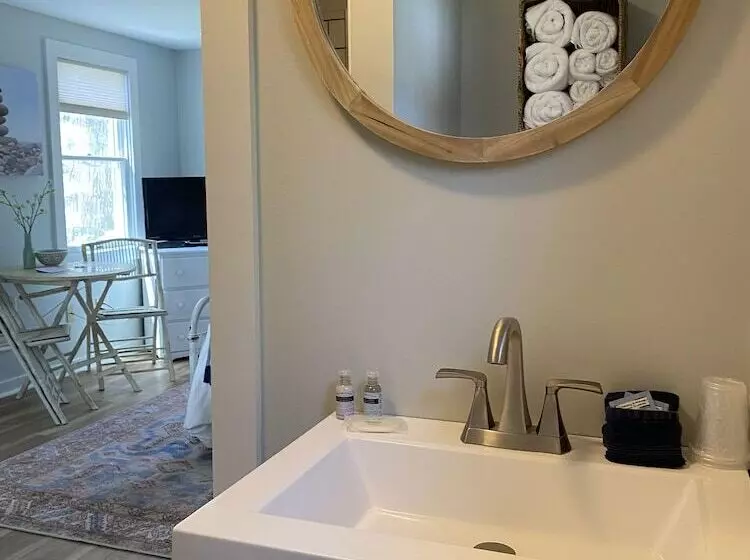 Hanscom S Motel And Cottages