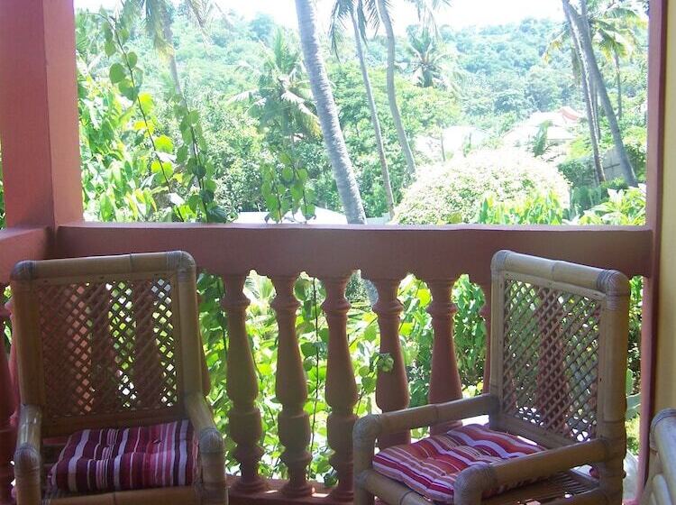 פנסיון Villa Maora