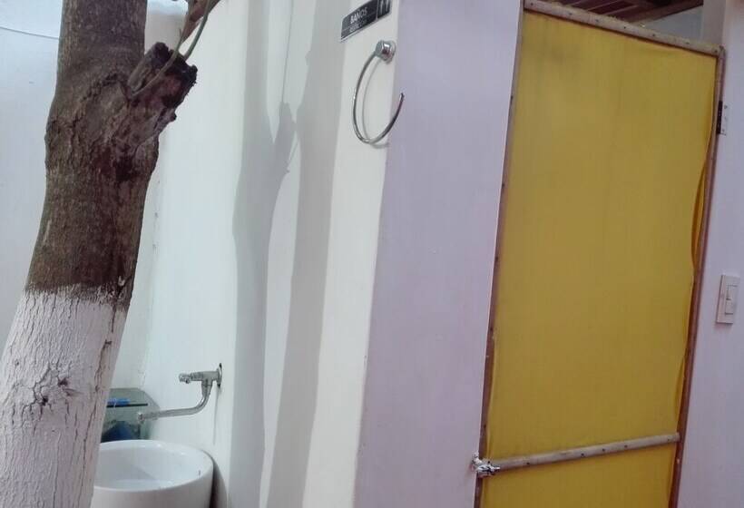 Общежитие Hostal Backpackers Villa Karejo