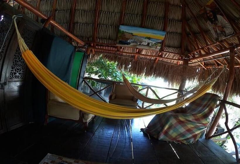 Общежитие Hostal Backpackers Villa Karejo