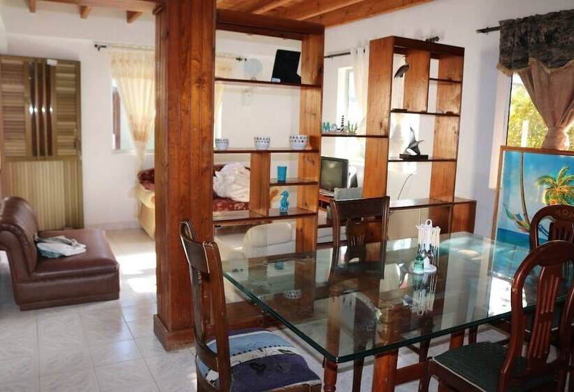 Down Town Beach Sarie Bay