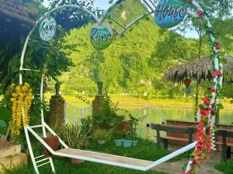 پانسیون Son River House