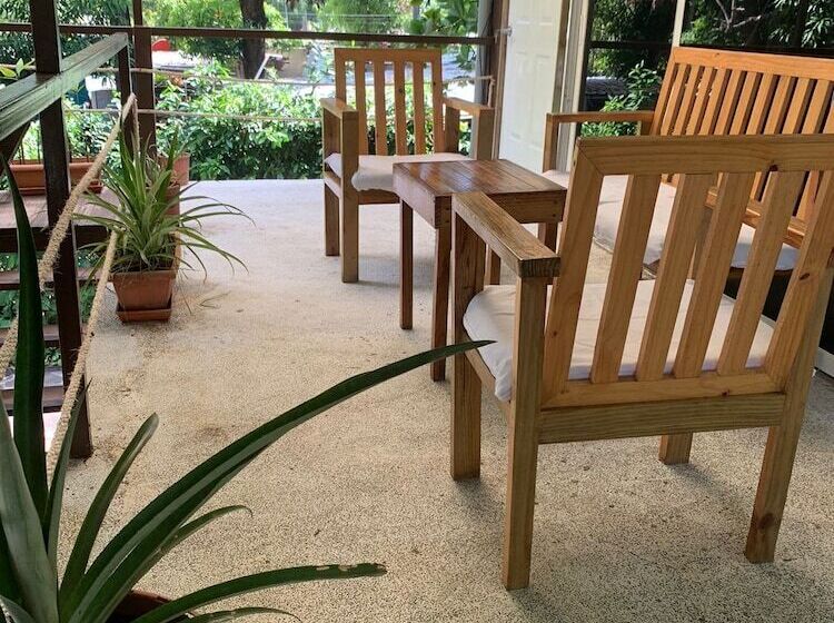 تختخواب و صبحانه Michanti