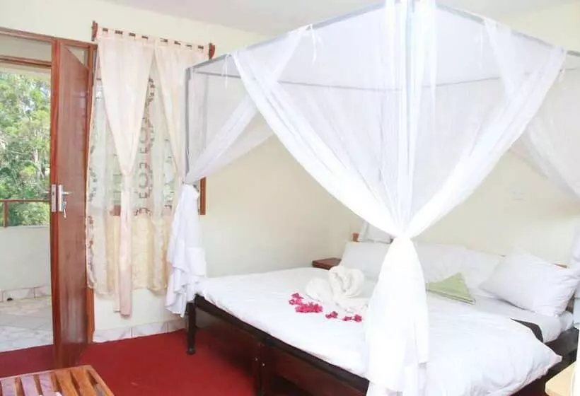 هتل Lake Jipe Eco Lodge