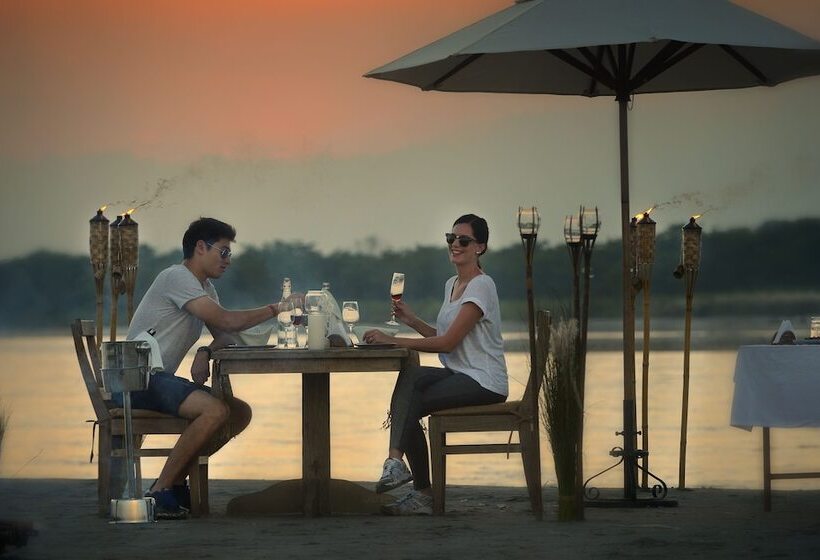 هتل Barahi Jungle Lodge