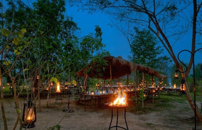 هتل Barahi Jungle Lodge