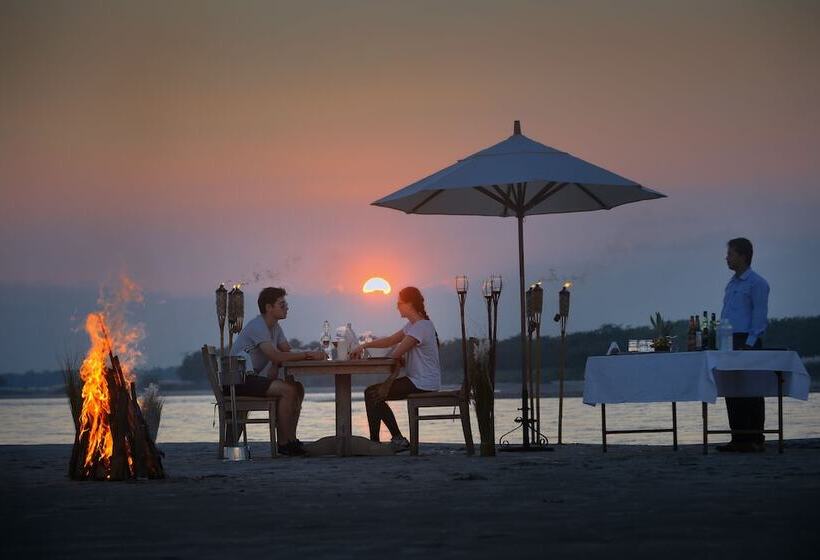 هتل Barahi Jungle Lodge