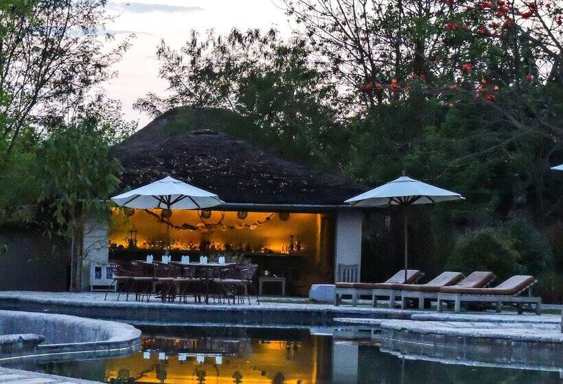 هتل Barahi Jungle Lodge