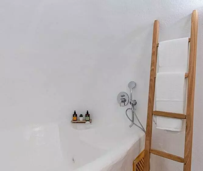 پانسیون Akron Cliff Suite
