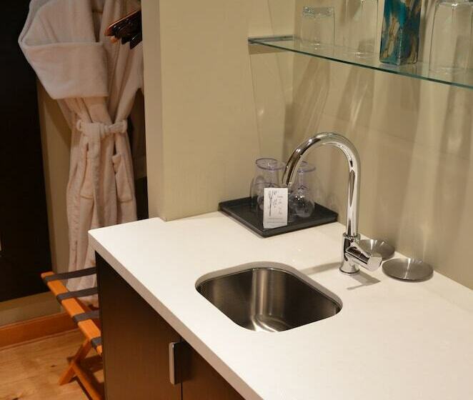 פנסיון Shades Of Jade Inn And Spa