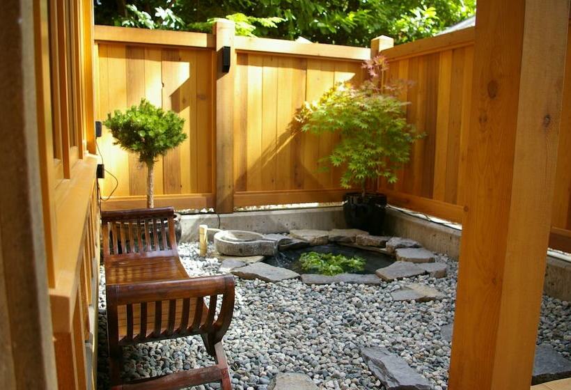 פנסיון Shades Of Jade Inn And Spa