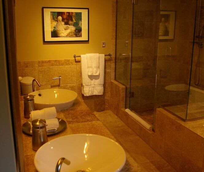 פנסיון Shades Of Jade Inn And Spa