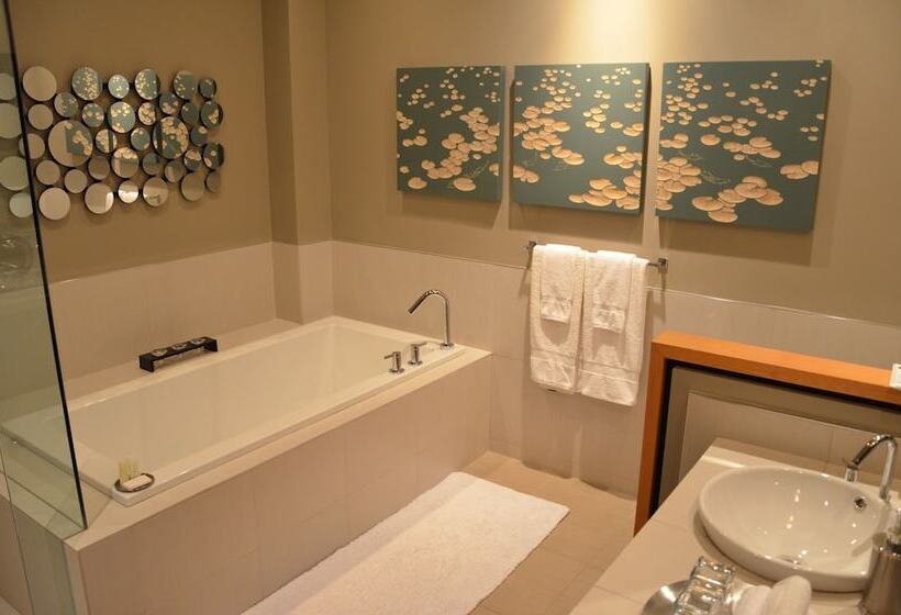 פנסיון Shades Of Jade Inn And Spa