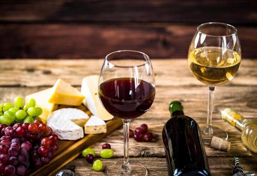 민박 Rockwell Falls Inn And Wine Bar