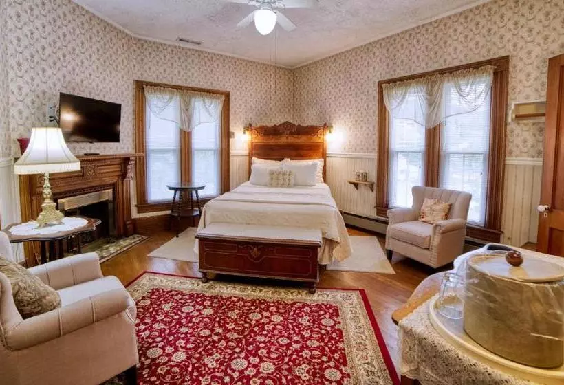 Aamiaismajoitus (B&B) Rockwell Falls Inn And Wine Bar