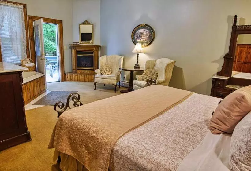 Aamiaismajoitus (B&B) Rockwell Falls Inn And Wine Bar