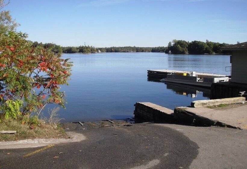 Capricorn Motel Royale Thousand Islands