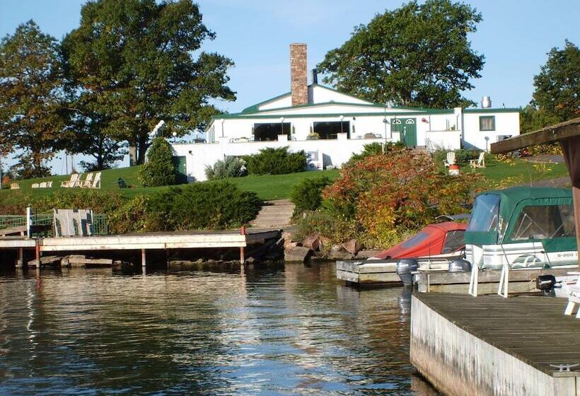 Capricorn Motel Royale Thousand Islands