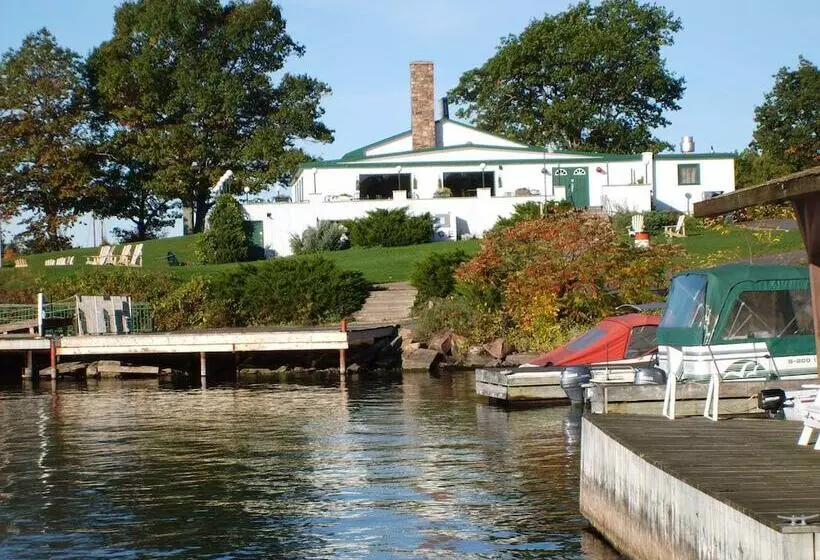 Capricorn Motel Royale Thousand Islands
