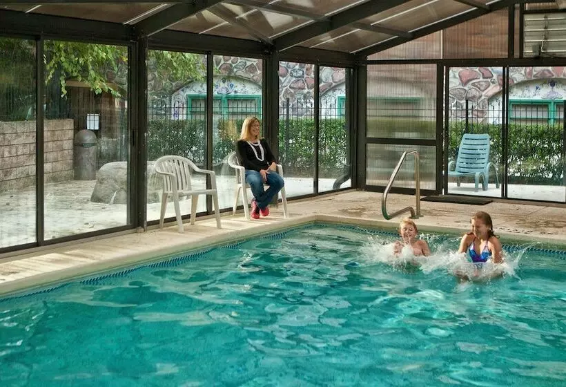 Hotelli Helendorf River Inn, Suites & Conference Center