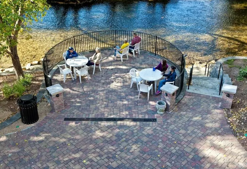 Hotelli Helendorf River Inn, Suites & Conference Center