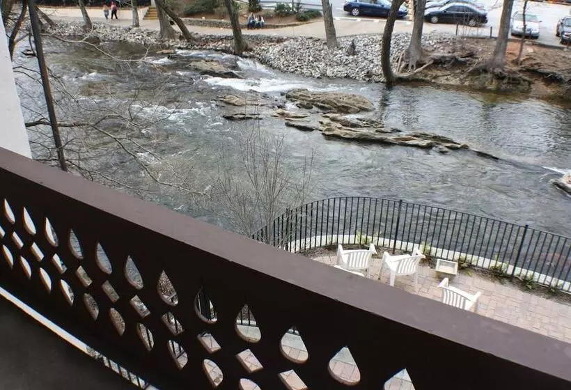 Hotelli Helendorf River Inn, Suites & Conference Center