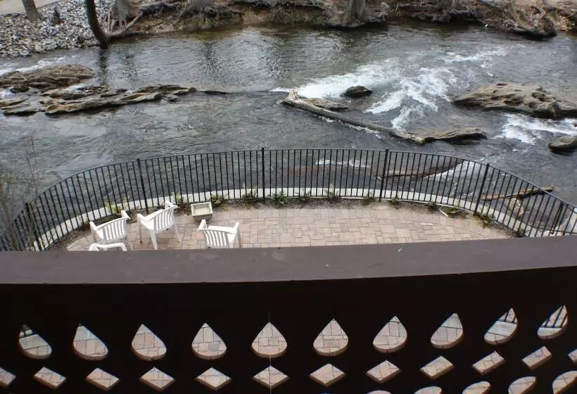 Hotelli Helendorf River Inn, Suites & Conference Center