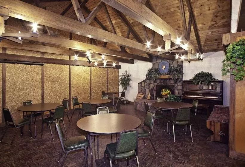 Hotelli Helendorf River Inn, Suites & Conference Center