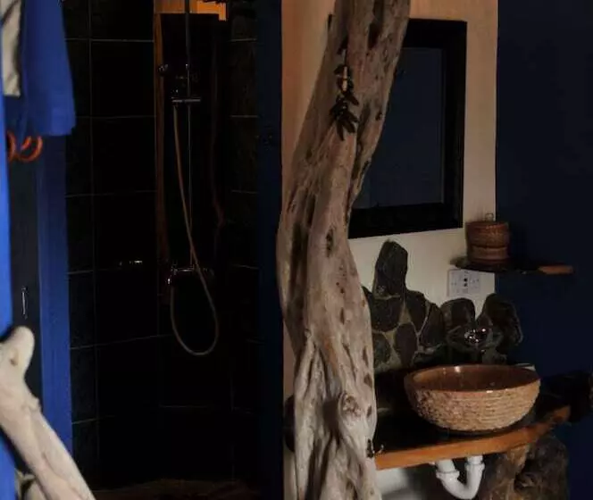 هتل Mango Island Lodges