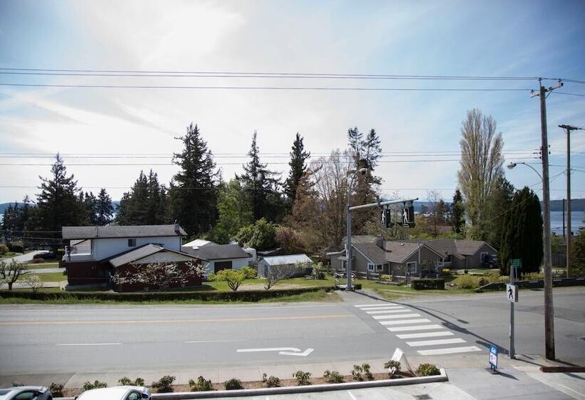 Отель Pacific Point Market & Suites