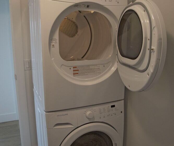 Отель Pacific Point Market & Suites