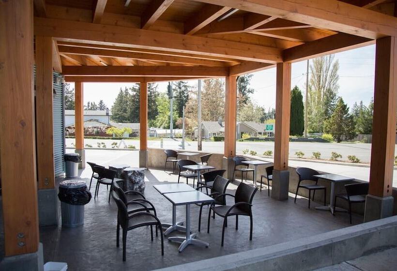 Отель Pacific Point Market & Suites