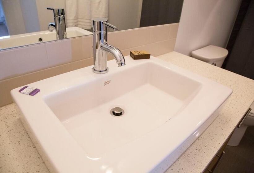 Отель Pacific Point Market & Suites