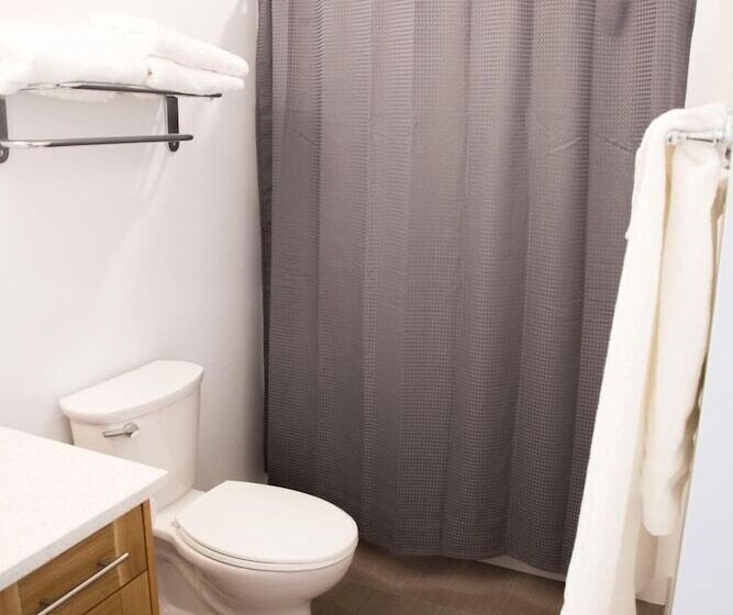 Отель Pacific Point Market & Suites