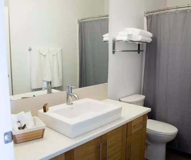 Hotelli Pacific Point Market & Suites