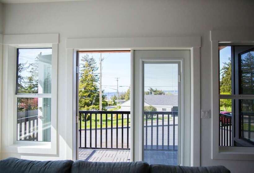 Отель Pacific Point Market & Suites