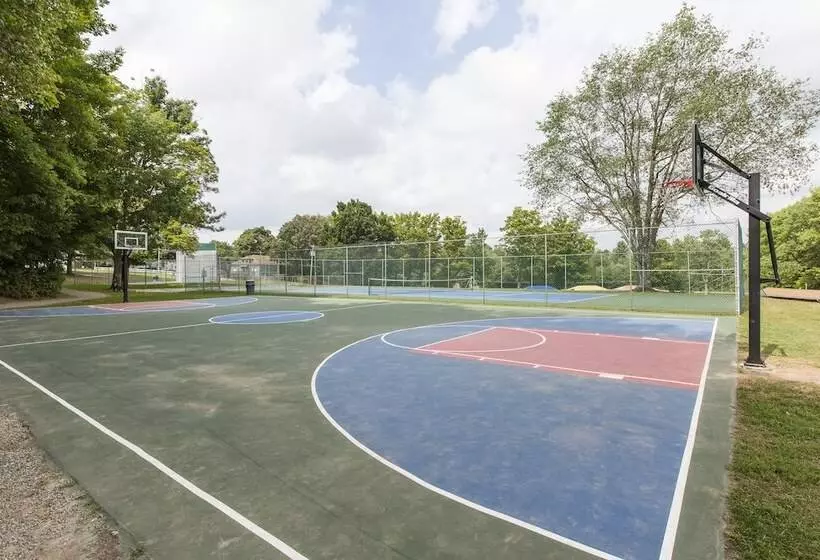 Jellystone Park™ At Birchwood Acres