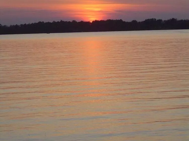 Motelli Chicaugon Lake Inn