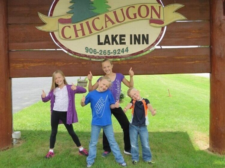 فندق على الطريق Chicaugon Lake Inn