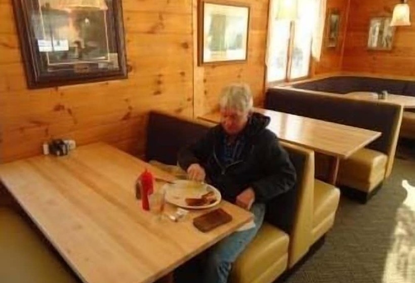 Red Door Resort & Motel