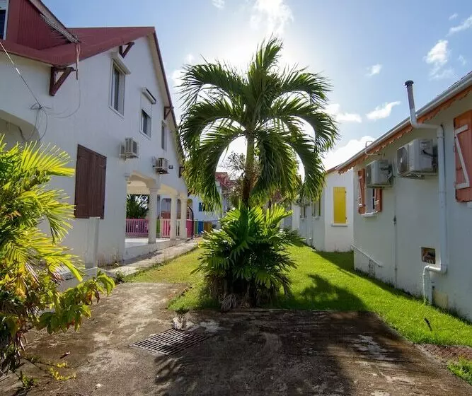 اقامتگاه Au Jardin Debeauséjour
