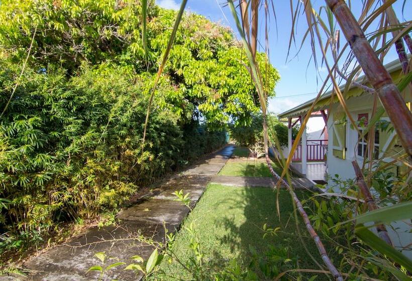 اقامتگاه Au Jardin Debeauséjour