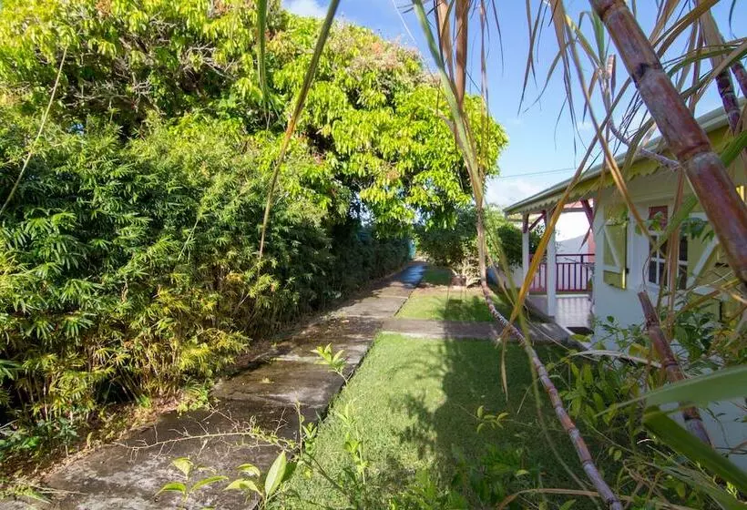 اقامتگاه Au Jardin Debeauséjour